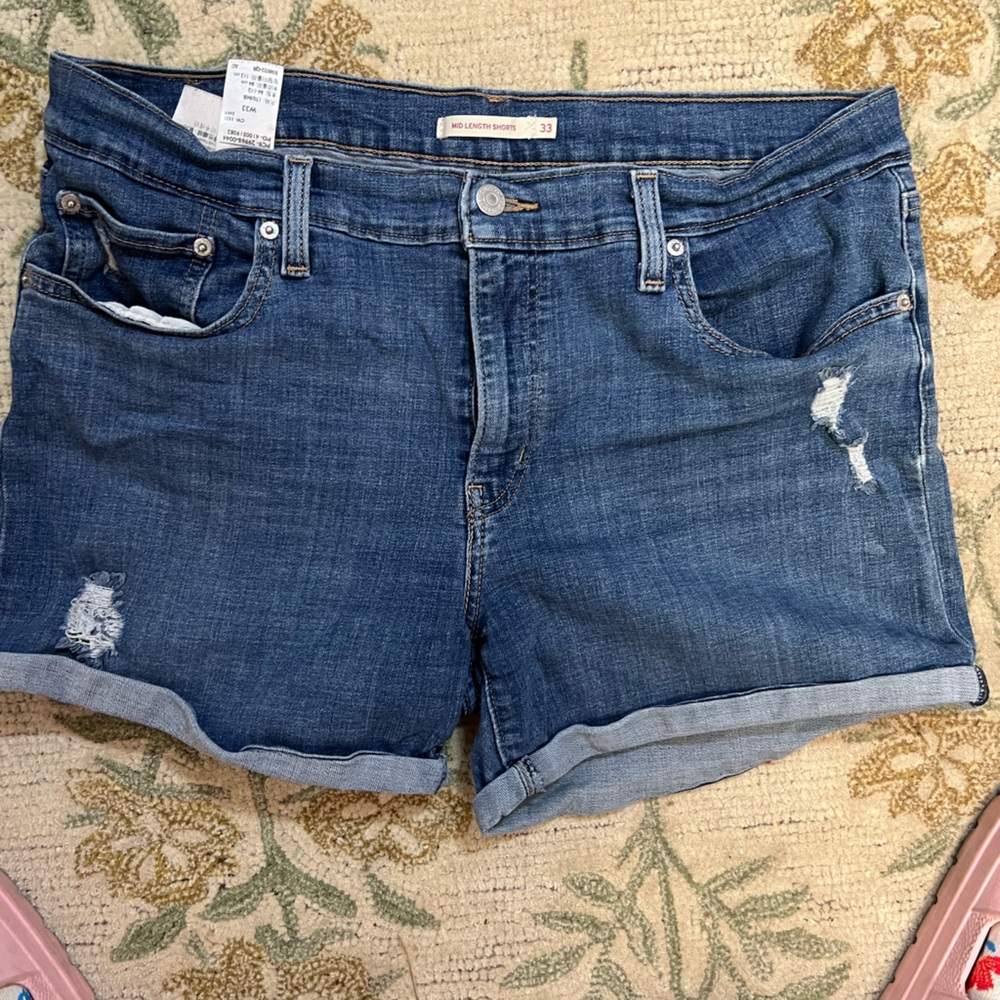 Levi’s mid-length short size 33